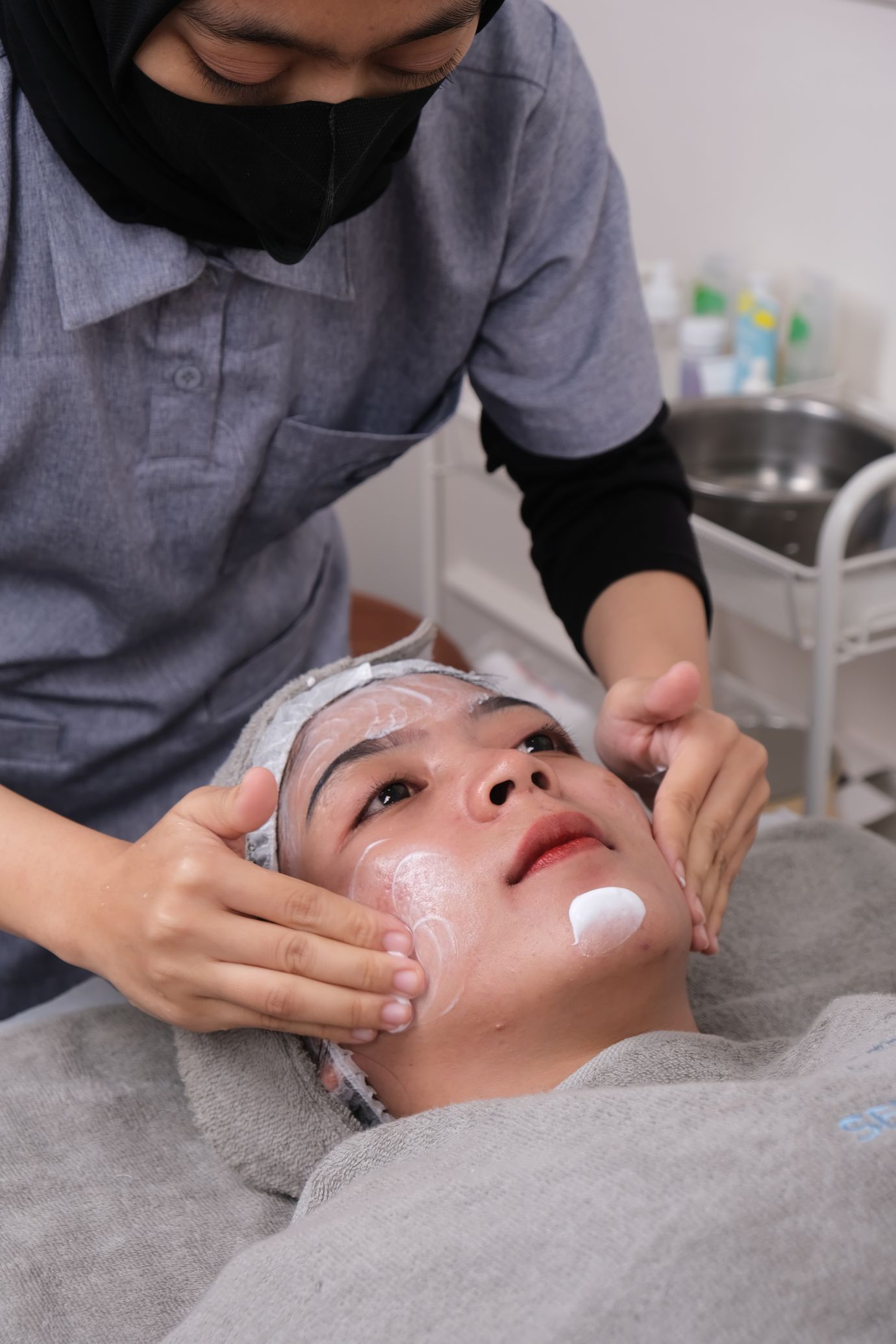 Beautician sedang buat rawatan facial